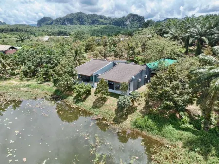 OYO 75530 By the dam cafe and farmstay Отели рядом с достопримечательностью «Wat Chaloem Phrakiat»