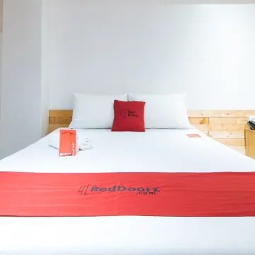 RedDoorz Plus @ Boni Avenue Mandaluyong Hotels near Mandaluyong