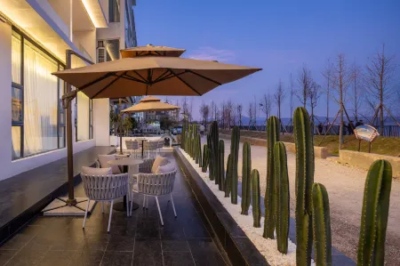 Sea View Hotel Lingxin Banhai Отели рядом с достопримечательностью «Plateau Pearl Tower»