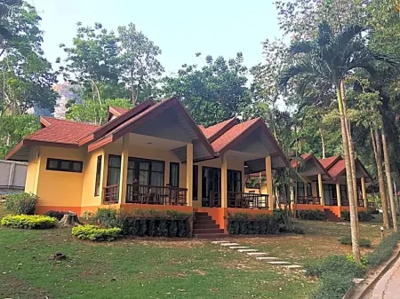 Tonsai Bay Resort