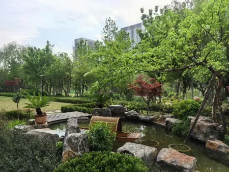 Century Runhua Hotel Отели рядом с достопримечательностью «Tianqiao Gymnasium»