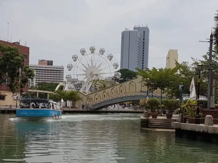 Swing & Pillows @ Malacca River Walk Отели рядом с достопримечательностью «Дворец султанов Малакки»