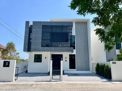 Hidden Space Private Pool Villa Bangsaen(HS3)