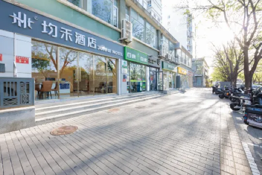 Junhe Hotel (Yonghe Palace Nanluoguxiang Branch) Отели рядом с достопримечательностью «Dongcheng Mao'erhutong No.5 Quadrangle Courtyard»