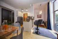 Cozy 1BR Athenaeum | Central | Balcony Views