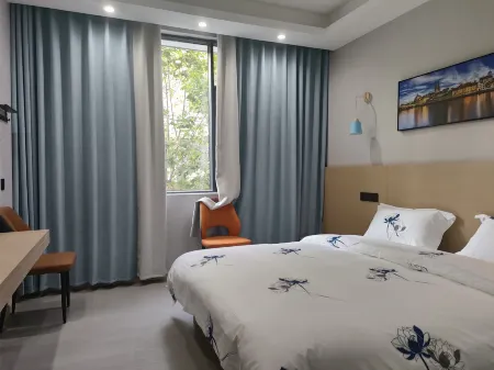 Luliang Totem Commercial Center Yueqingchun Boutique Hotel Отели рядом с достопримечательностью «Central Yunnan Health City Cultural Tourism Scenic Area»