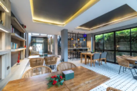 โรงแรม เดอะ เลค ฉลอง