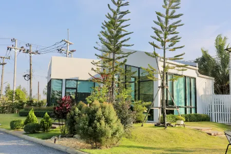 myrrh. Resort Отели рядом с достопримечательностью «Ramkhamhaeng University»