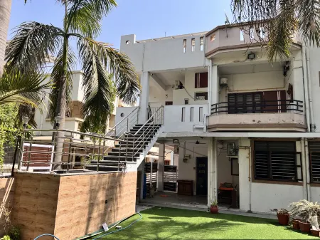 Homeland Stay Отели рядом с достопримечательностью «Dada Hari Ni Vav»