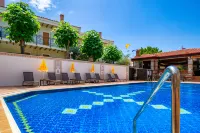 Magic Tulip Beach Hotel - Uima-altaat