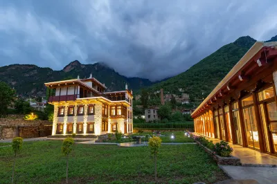 Yixiang Pavilion boutique Hotels in Zhonglu Tibetan Village