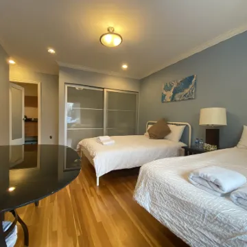 Sunshine Bay · Westside Homestay Hoteles cerca de Langara-49Th Avenue Railway Station