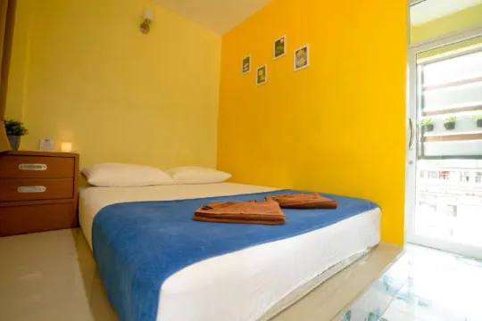 ห้องเตียงใหญ่ขนาดเล็ก พร้อมหน้าต่าง