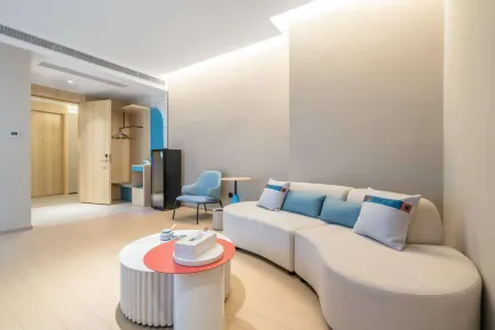 Homeinn · neo (Guangde Xin Hang Town Shangfu Commercial Plaza) Отели рядом с достопримечательностью «Taiji Wuse Valley»