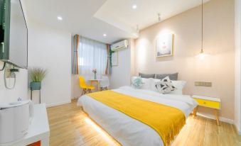 Sweet Time Homestay (Chongqing Jiefangbei Pedestrian Street Hong Ya Dong)