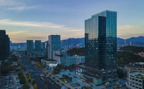 SSAW Boutique Hotel Tonglu World Trade Отели рядом с достопримечательностью «Binjiang Ecology Park»