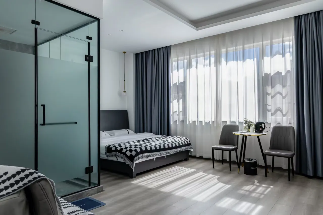 hotels image https://ak-d.tripcdn.com/images/1mc3u12000osi4qc9A096_W_1280_853_R5.webp