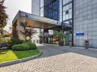 iH Hotels Milano Lorenteggio Hôtels à proximité de : Métro Inganni
