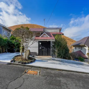 A modern Japanese-style inn with a view of Mt. Omuro｜ An Omuroyama