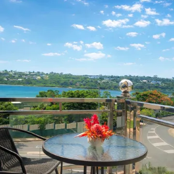 Crown Royale Hotel & Lounge