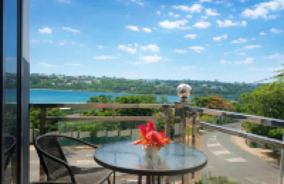 Crown Royale Hotel & Lounge