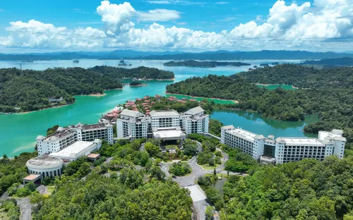 Mels Weldon Evergreen Lake Hotel