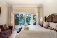 Vancouver Stay --- Victoria Island , Sooke Waterfront House With Private Dock - balcón