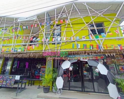 Discozoo BAR and HOSTEL Các khách sạn gần Bãi biển Haad Rin