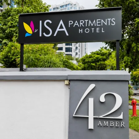 ISA Hotel & Apartment Hotel Отели рядом с достопримечательностью «Торговый центр Parkway Parade»