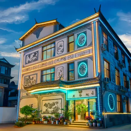 Yunqi Classic Bai Homestay (Weishan Ancient City)