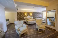 Azka Hotel - Pools