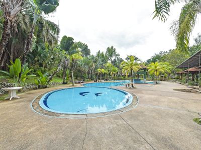 OYO HOME 90700 Teluk Batik Holiday Apartment