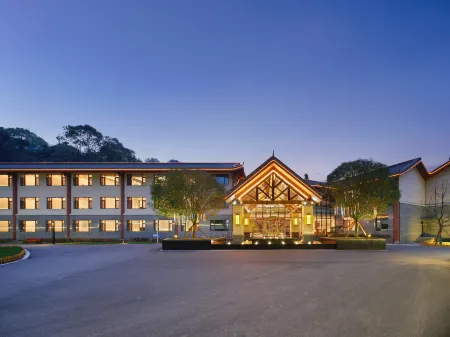 Xiongxiu Hot Spring Hotel Emeishan Отели рядом с достопримечательностью «Yingbin Square»