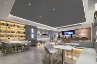 Zhuhai Tianyue Hotel (Guowei Plaza Gongbei Port)