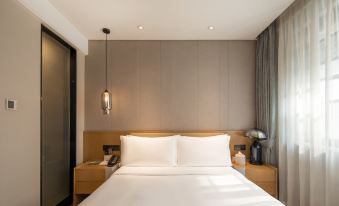 The room at Hotel Alba London Heathrow has a bed or beds at Jinfan Wanyuan Hotel
