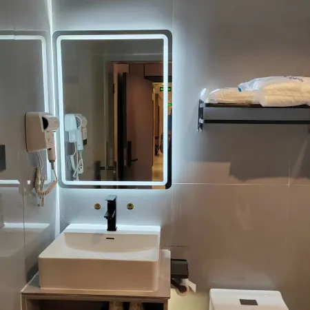 Lingshan Jinbai Hotel (Luwu Town)