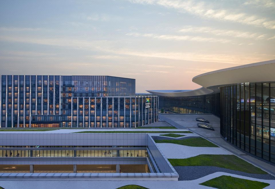 The new building is situated in a spacious and contemporary office complex specifically designed for this purpose at Hyatt Place Hangzhou International Airport