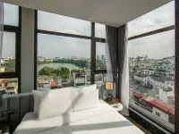 MAY DE VILLE Lakeside Hotel Hotels near Cau Go Street