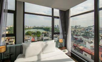 MAY DE VILLE Lakeside Hotel