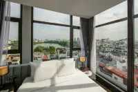 เม เดอ วิลล์ เลคไซด์ โฮเทล