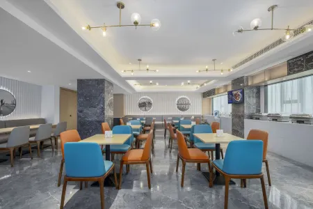 Kyriad Hotel (Jiahe Shengyuan Times Square) Отели в г. Цзяхэ