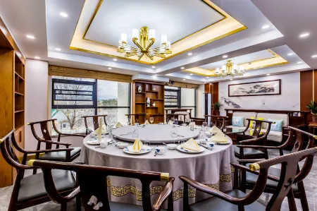 Holiday Inn Guanrong Chengde Mountain Resort Отели рядом с достопримечательностью «Eight Outer Temples»