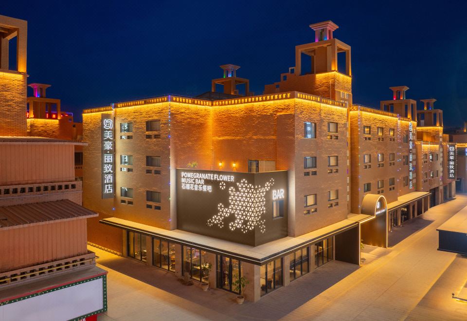 [메후드 레스티 호텔의 화려하고 현대적인 로비 전경]