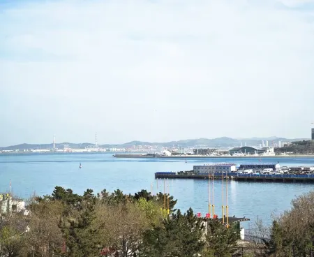 Floral Hotel·Langyue Seaview hotel (Weihai Xingfumen Weigao Plaza) Отели рядом с достопримечательностью «Harbin Institute of Technology»