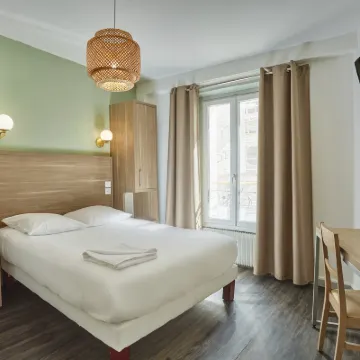 Merryl Hotel Hotels near Fresque < Paris dans la tete >