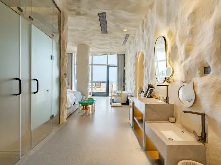 Awakening in the Sea | Awakening in the Sea High end Sea View Homestay Отели рядом с достопримечательностью «Guilin University of Electronic Technology Beihai Campus»