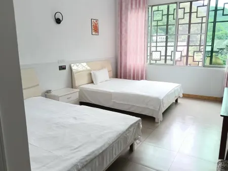 Zhuxiang Hotel (Chishui Bing'an Ancient Town Xinjie Branch) Отели рядом с достопримечательностью «Chishui Danxia Tourist Area Buddha Light Rock»