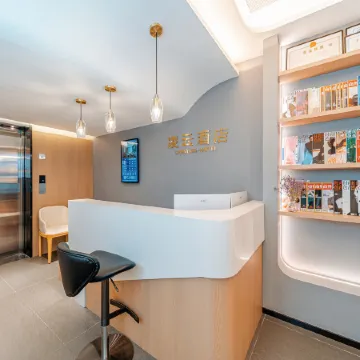 Lingyun Hotel (Linshui Middle School Hongfan Plaza)