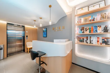 Lingyun Hotel (Linshui Middle School Hongfan Plaza)