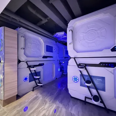 Jianpuke Space Capsule Backpacker Hostel Отели рядом с достопримечательностью «Пляж Очутел»